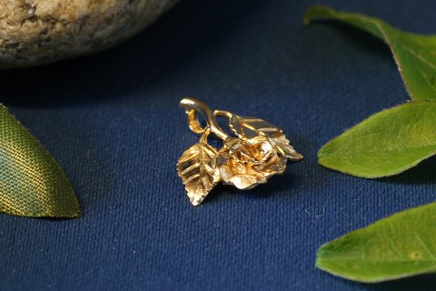 Beautiful small pendant in the shape of a leaf, 14 carat gold. Nice details.
SOLD