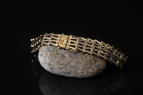 Gold bracelet in V pattern, 14 carat gold with box clasp. Designer D.G.K.