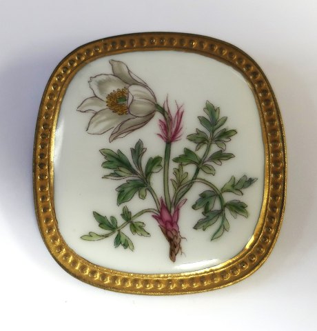 Royal Copenhagen. Brooch / pendant with Flora Danica painting. Silver back 
(925). Width 45 mm. Height 48 mm.