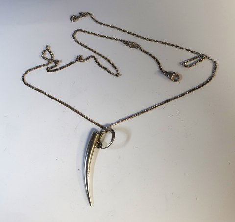Georg Jensen. Halskette mit UNO-Anhänger. Design 451. Länge des Anhängers 3,8 
cm. Länge der Halskette 48 cm. Sterling (925)