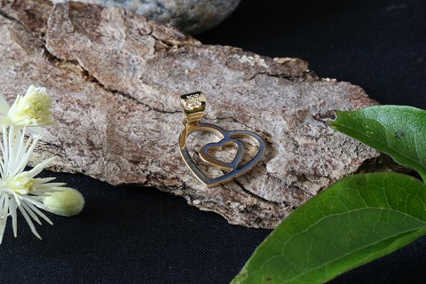 Gold heart in 14 carat gold for necklace or bracelet. Simple and beautiful 
pendant.