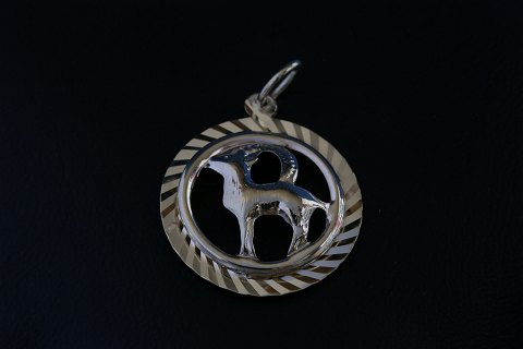 Beautiful circular gold jewelery in 14 kt. gold, with the star sign capricorn.