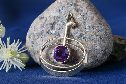 Pendant in 14 carat gold, with inlaid purple amethyst. Classic and stylish 
jewelry.