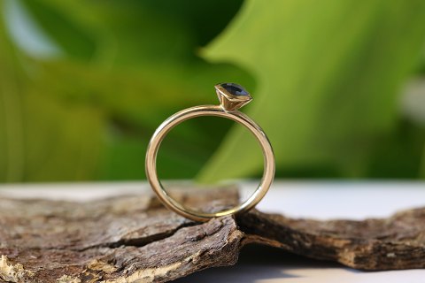 Collection with black stone in 8 carat gold. Can be combined with several rings.
Size: 55
