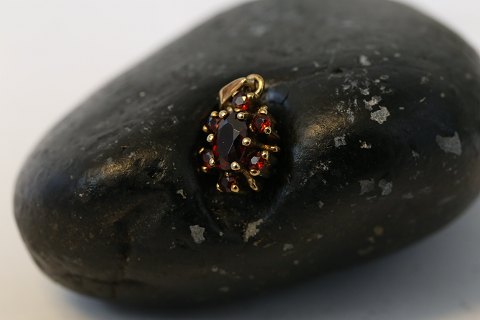 Pendant for necklace, with inlaid garnets. 8 carat gold.