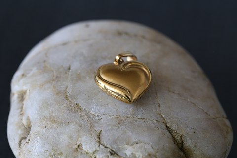 Smukt og elegant guldhjerte i 14 karat guld. Vedhæng til halskæde eller armbånd.
