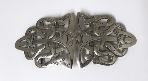 A. Dragsted. Sølv bæltespænde (826). Vikingestil. Længde 12 cm. Bredde 5,5 cm