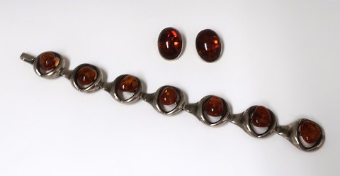 Einar Bernhard Fehrn, Copenhagen. (E F ). Silver bracelet with amber. Length 
17.5 cm. A set of ear clips is included.