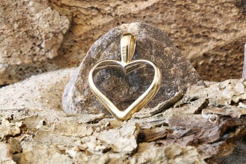 Gold heart pendant in 14 carat gold, simple stylish motif. For necklace.