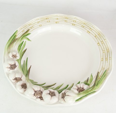 White porcelain plates, decorated with garlic in Italian design. In excellent 
condition with no damage. (More in stock, ask for quantity)
H:5 Dia:37.5
Great condition
