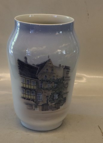 2754-1217 Kgl. Vase 25 cm Ellen Marsvin Hus, Aalborg Jørgen Olufsens 
købmandsgård Kongelig Dansk