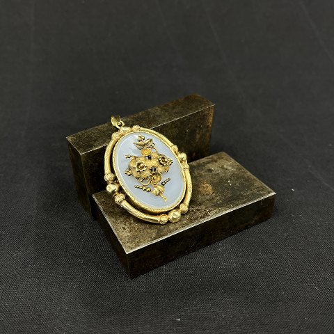 Detailed pendant in gold mid 19th century