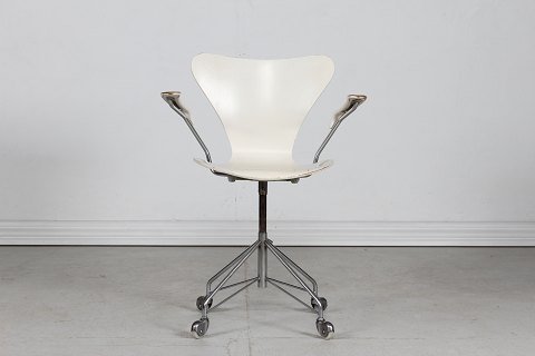 Arne Jacobsen
7 office chair with armrest
Model 3117

