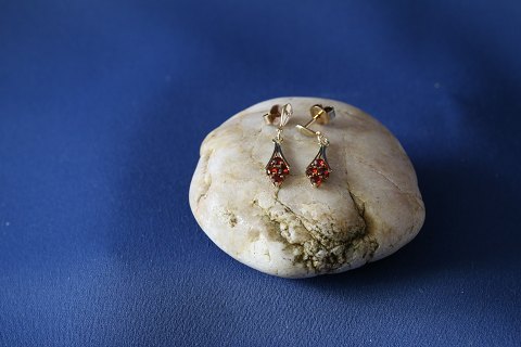 Earrings in 8 carat gold, stamped 333, with garnets
Length: 2.7 cm.