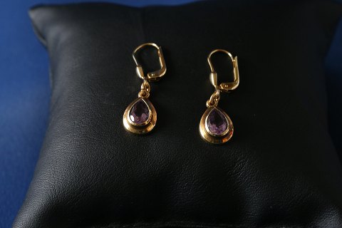 Gold earrings in 14 carat gold, with amethyst,
Stamped 585.