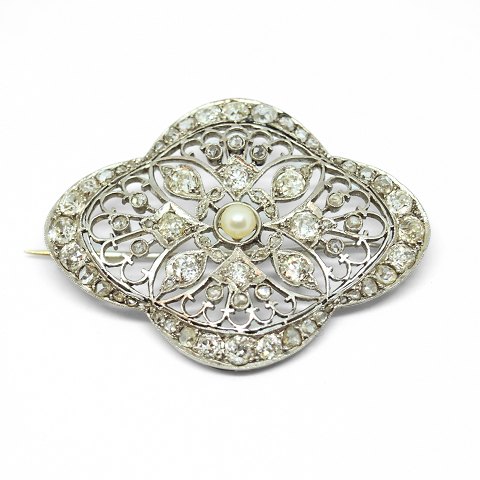 Diamondbrooch in white gold, set with a pearl