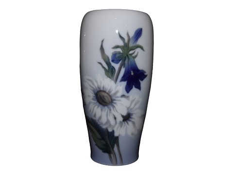 Royal Copenhagen
Vase with blue and white flowers