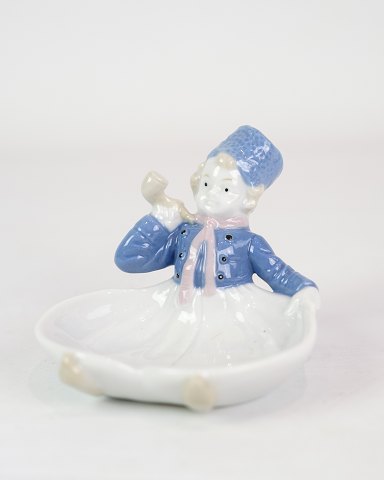 Figur - Porcelæn - Siddende dreng - nr. 1086
Flot stand
