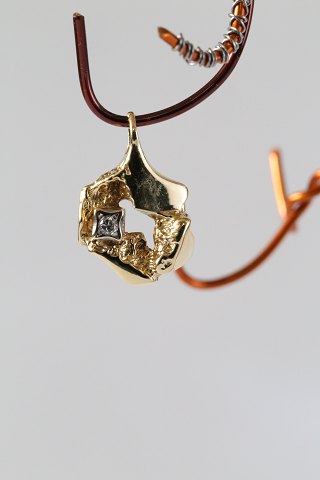 Pendant for gold chain in 14 carat gold, with a Brilliant. Great futuristic 
look.