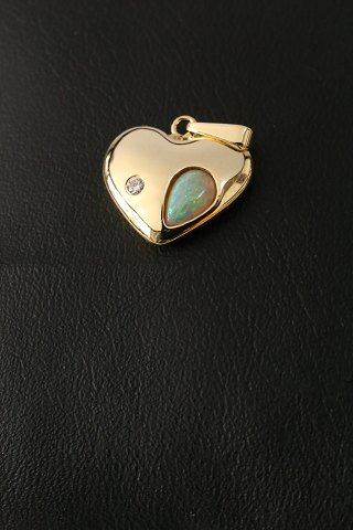 Hjerteformet vedhæng med brillant og opal i 14 karat guld. Meget unikt og 
elegant smykke. 
