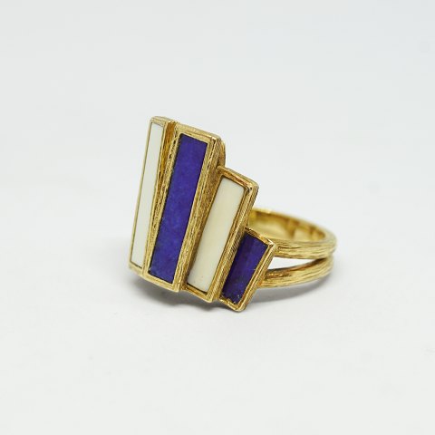 Julia Plana; Ring of 18k gold with Lapis Lazuli and white coral