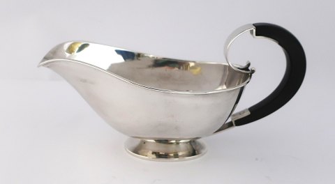 Silver sauce bowl (830). Length 19 cm. Produced 1935.