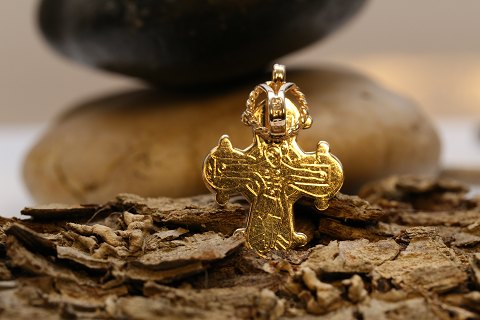 Elegant Daymark cross in 14 carat gold, stamped 585 BH. Nice details.