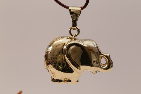 Elephant pendant in 14 carat gold, many details and very beautiful.