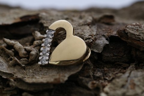 Gold heart in 14 carat gold, with diamonds. Beautiful pendant for necklace. 
Stamped 585.
