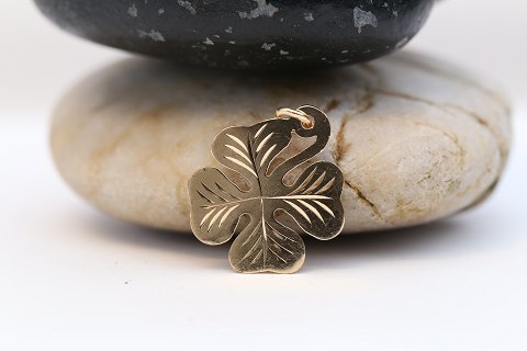 Pendant/charm shaped like four-leaf clover in 14 carat gold. Fine details and 
nice look.