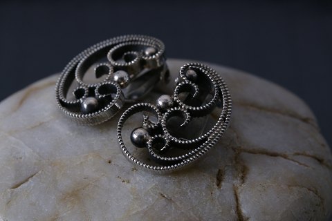 Ear clip in silver with a nice detailed pattern, and clip. Great specialty.
