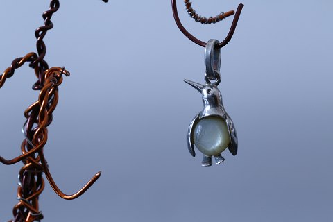 Pendant in silver, shaped like a penguin, and with a moonstone. Stamped 925S