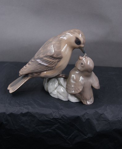 B&G Denmark figurine No 1869, Sparrow feeding young.
