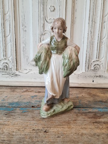 Royal Copenhagen figure - Peasant girl no. 903