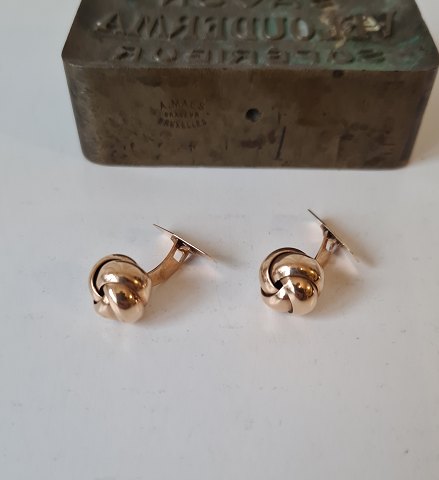Pair of classic knot cufflinks in 14 kt gold