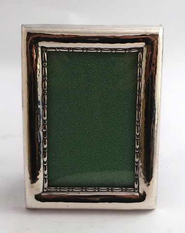 Sølv fotoramme (830). Mål 9*12 cm. Mål til foto 5,5*8,6 cm. Produceret 1932.