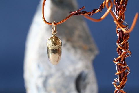 Pendant in 14 carat gold, designed as an acorn. Stamped 585.
Nice pendant.