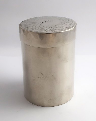 Jens Christian Thorning, København 1831-1863. Cylinder formet sølvdåse. Højde 
10,4 cm. Diameter 7,2 cm. Produceret 1848. Der er brugsspor.