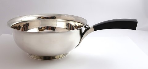 Georg Jensen. Sterling (925). Harald Nielsen. Serving bowl with handle. Model 
685B. Height 8.5 cm. Diameter 20.5 cm. Produced 1945-1951.