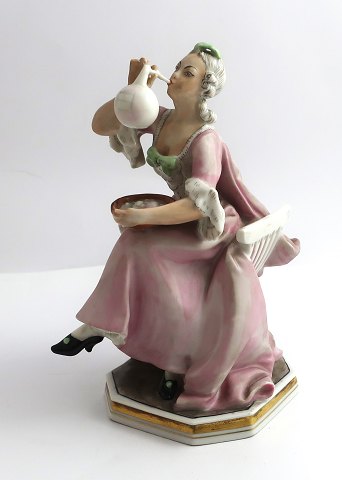 Bing & Grøndahl. Dame blæser sæbebobler. Figur 8044. Design :Tegner. Højde 16 
cm. (1 sortering)