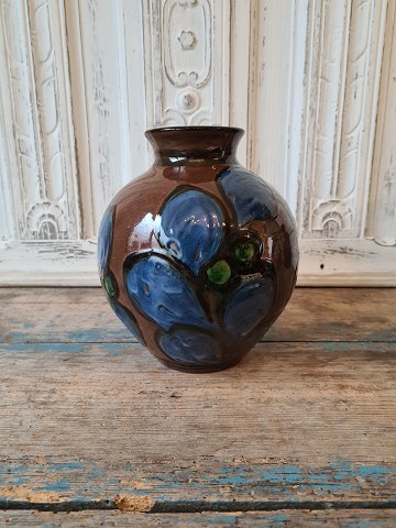 Kähler vase kohorns dekoreret med bladværk i brun, blå og grønne nuancer 19 cm.