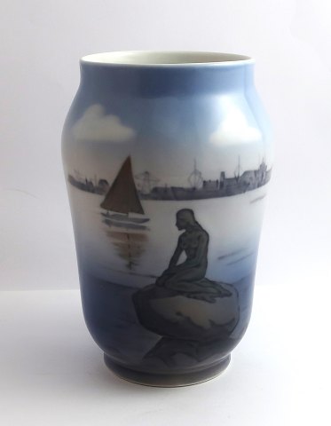 Royal Copenhagen. Vase with the little mermaid. Langelinie. Model 4576. Height 
17 cm. (1 quality)