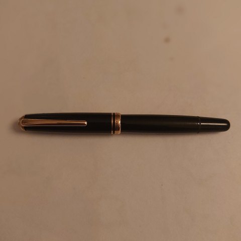 Black Montblanc 252 fountain pen
