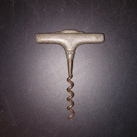 T-model art deco corkscrew manufactured around 1920 in Denmark. In good 
condition. No factory mark.
&#8203;