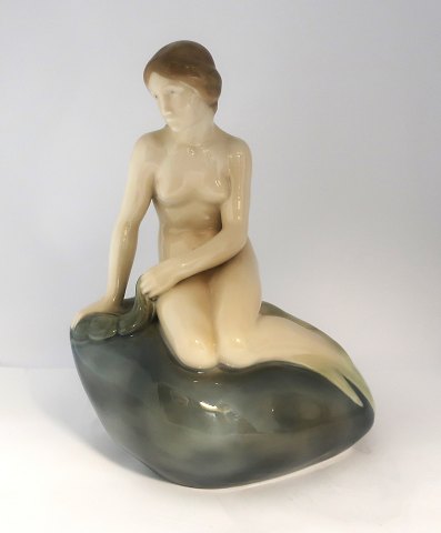 Königliches Kopenhagen. Porzellanfigur. Die kleine Meerjungfrau. Modell 4431. 
Höhe 22 cm. (1 Wahl)