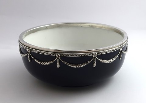 C. Heisler. German blue glass bowl with silver mounting (800). Diameter 18 cm. 
Height 7.5 cm.