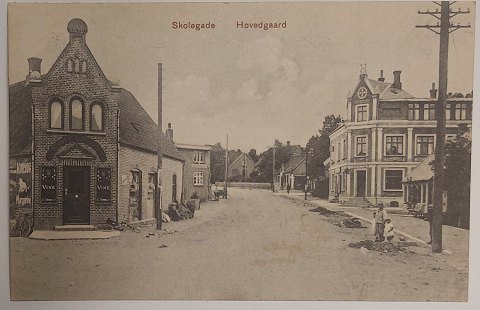 Hovedgaard: Skolegade med butiksfacade I 1912