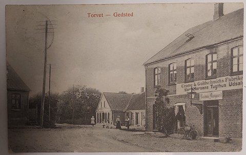 Postkort: Motiv.fra torvet i Gedsted ca. 1910