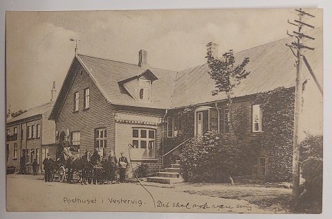 Postkort: Motiv.med postbude foran posthuset i Vestervig i 1918