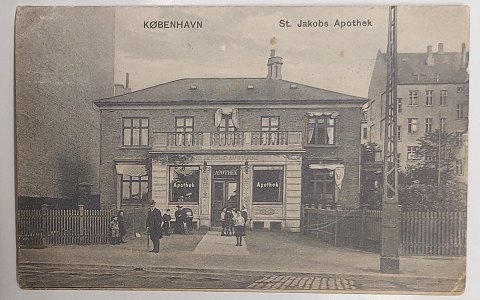 Postkort: Liv foran Sct. Jakobs Apotek i 1906
